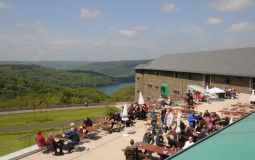 Ausblick Panoramagastronomie Terrasse mit Menschen  © Vogelsang IP.JPG